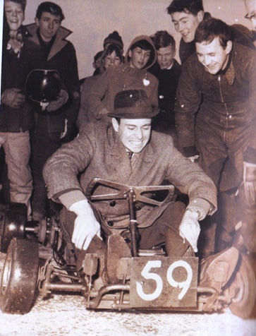Jim Clark Champion du Monde 1964 fêter comme il se doit, en démonstration sur un go kart